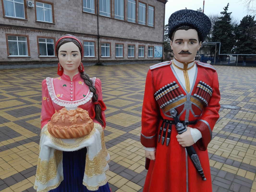 Фигуры казака и казачки в ст. Тбилисской